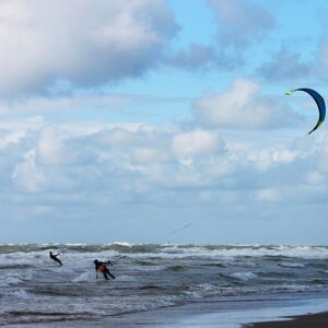 Hold sommerferien hjemme i Danmark med kitesurfing på Amager
